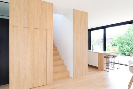 Dossier de presse | 1122-06 - Communiqué de presse | Projet Avenue - Cuisines Steam - Design d’intérieur résidentiel -  Cuisine avec plaquage d'orme, laque blanche, tuiles de marbre et comptoir de quartz.  - Crédit photo : Mélanie Elliott