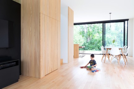 Dossier de presse | 1122-06 - Communiqué de presse | Projet Avenue - Cuisines Steam - Design d’intérieur résidentiel -  Cuisine avec plaquage d'orme, laque blanche, tuiles de marbre et comptoir de quartz.  - Crédit photo : Mélanie Elliott