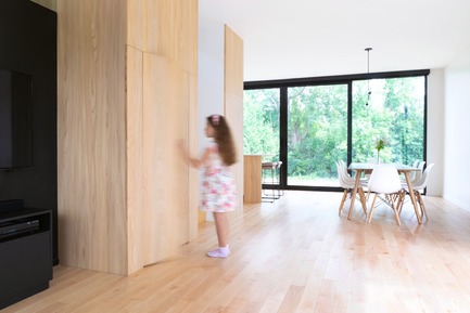 Dossier de presse | 1122-06 - Communiqué de presse | Projet Avenue - Cuisines Steam - Design d’intérieur résidentiel -  Cuisine avec plaquage d'orme, laque blanche, tuiles de marbre et comptoir de quartz.  - Crédit photo : Mélanie Elliott