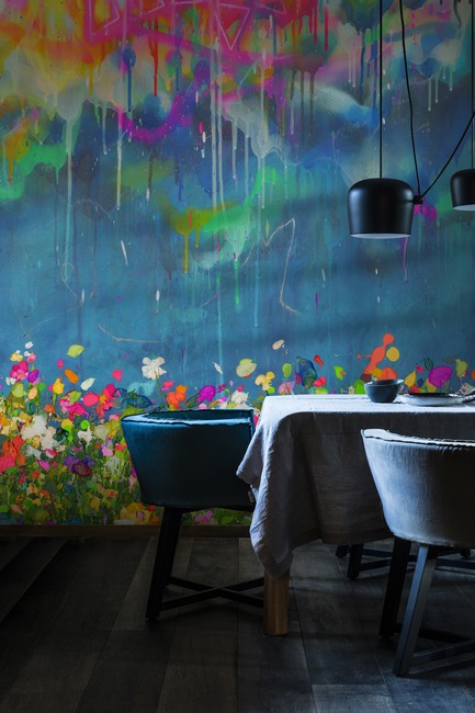 Dossier de presse | 3279-04 - Communiqué de presse | FEATHR & Artist Lee Herring Collaborate On New Wallpaper Collection - FEATHR - Design d’intérieur résidentiel - Glowing Shards in Cobalt Blue (detail) - Crédit photo : Aleksandar Novoselski/Stocksy/LeeHerring