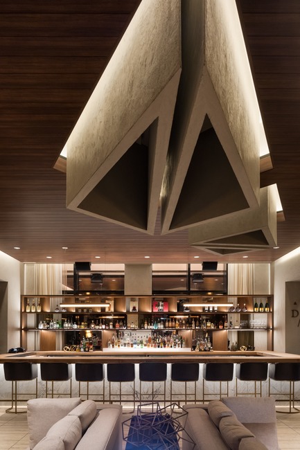 Dossier de presse | 1317-06 - Communiqué de presse | Une oasis urbaine au cœur du quartier du divertissement à Vancouver - ACDF Architecture + Architecture49 + IBI Group - Architecture commerciale - The Douglas Hotel - Crédit photo : Ema Peter