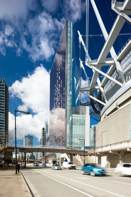 Dossier de presse | 1317-06 - Communiqué de presse | Une oasis urbaine au cœur du quartier du divertissement à Vancouver - ACDF Architecture + Architecture49 + IBI Group - Architecture commerciale - Crédit photo : Ema Peter