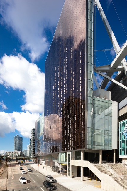 Dossier de presse | 1317-06 - Communiqué de presse | Une oasis urbaine au cœur du quartier du divertissement à Vancouver - ACDF Architecture + Architecture49 + IBI Group - Architecture commerciale - Crédit photo : Ema Peter