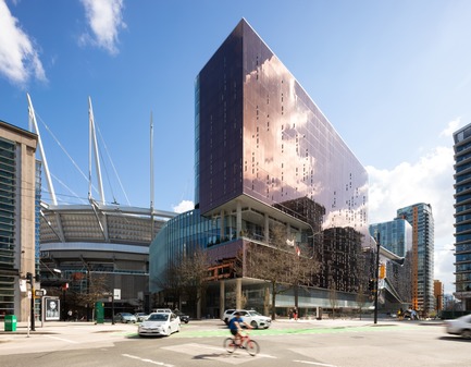Dossier de presse | 1317-06 - Communiqué de presse | Une oasis urbaine au cœur du quartier du divertissement à Vancouver - ACDF Architecture + Architecture49 + IBI Group - Architecture commerciale - Crédit photo : Ema Peter