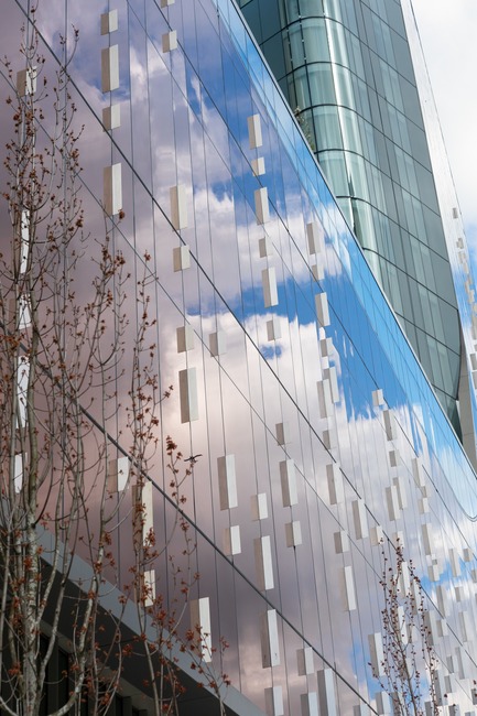 Dossier de presse | 1317-06 - Communiqué de presse | Une oasis urbaine au cœur du quartier du divertissement à Vancouver - ACDF Architecture + Architecture49 + IBI Group - Architecture commerciale - Crédit photo : Ema Peter