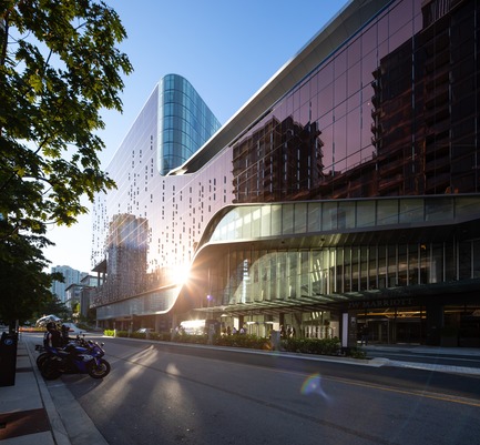 Dossier de presse | 1317-06 - Communiqué de presse | Une oasis urbaine au cœur du quartier du divertissement à Vancouver - ACDF Architecture + Architecture49 + IBI Group - Architecture commerciale - Crédit photo : Ema Peter