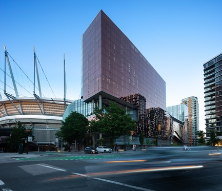 Dossier de presse | 1317-06 - Communiqué de presse | Une oasis urbaine au cœur du quartier du divertissement à Vancouver - ACDF Architecture + Architecture49 + IBI Group - Architecture commerciale - Crédit photo : Ema Peter