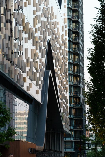Dossier de presse | 1317-06 - Communiqué de presse | Une oasis urbaine au cœur du quartier du divertissement à Vancouver - ACDF Architecture + Architecture49 + IBI Group - Architecture commerciale - Crédit photo : Ema Peter