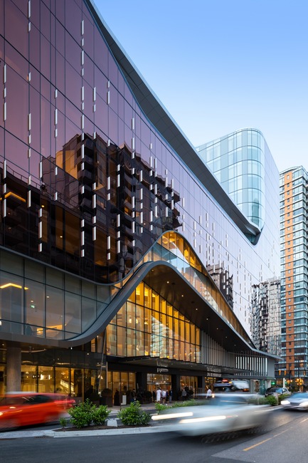 Dossier de presse | 1317-06 - Communiqué de presse | Une oasis urbaine au cœur du quartier du divertissement à Vancouver - ACDF Architecture + Architecture49 + IBI Group - Architecture commerciale - Crédit photo : Ema Peter