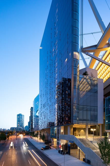 Dossier de presse | 1317-06 - Communiqué de presse | Une oasis urbaine au cœur du quartier du divertissement à Vancouver - ACDF Architecture + Architecture49 + IBI Group - Architecture commerciale - Crédit photo : Ema Peter