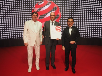 Press kit | 2188-03 - Press release | Red Dot Award: Design Concept 2018 Results - Red Dot Award: Design Concept - Competition - Per KOKHOLM from WIDEX receiving the Red Dot Best of the Best for the design concept THE WORLD'S FIRST BATTERY-FREE HEARING AIDconcept&nbsp;&nbsp; - Photo credit: Red Dot Award: Design Concept