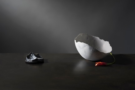 Dossier de presse | 2757-06 - Communiqué de presse | UMÉ Studio Unveils New Limited Edition Items - UMÉ STUDIO - Produit - The Daily Detox Erode Soap next to a Concrete Series bowl.&nbsp; - Crédit photo : William Boice