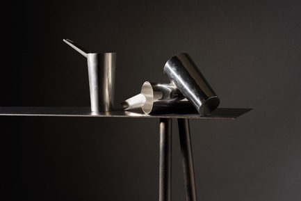 Dossier de presse | 2757-06 - Communiqué de presse | UMÉ Studio Unveils New Limited Edition Items - UMÉ STUDIO - Produit - Sake Tampo Silver Cups resting on the Paper Table.&nbsp; - Crédit photo : William Boice