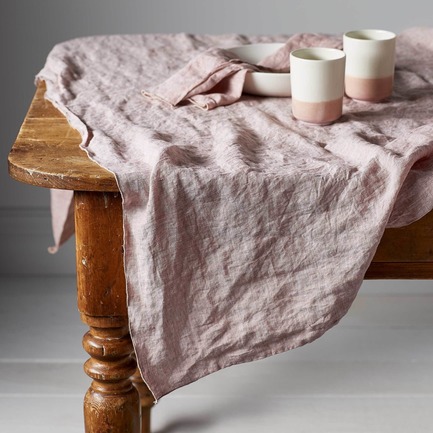Press kit | 3518-01 - Press release | Simons Supports Canadian Makers with Launch of Fabrique1840 - La Maison Simons - Product - Objective