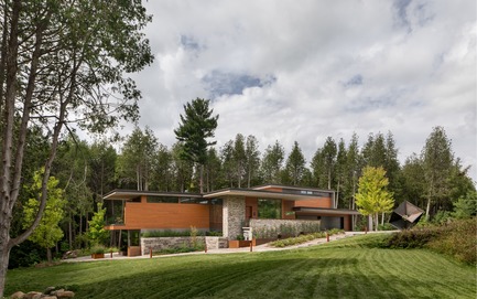 Press kit | 3300-02 - Press release | Petaluma House - Trevor McIvor Architect Inc - Residential Architecture - The approach to the house from the street. - Photo credit:  Adrian Ozimek 