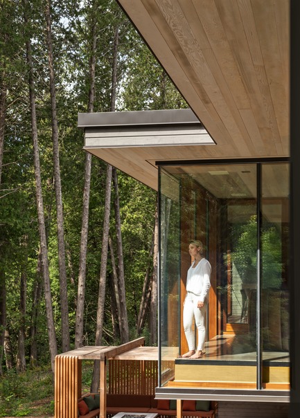 Press kit | 3300-02 - Press release | Petaluma House - Trevor McIvor Architect Inc - Residential Architecture - Cantilevered glass volume in the living room - Photo credit: Adrian Ozimek
