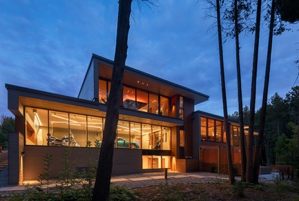 Press kit | 3300-02 - Press release | Petaluma House - Trevor McIvor Architect Inc - Residential Architecture - Evening view of overall house, with integrated garage. - Photo credit: Adrian Ozimek