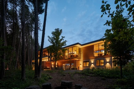 Press kit | 3300-02 - Press release | Petaluma House - Trevor McIvor Architect Inc - Residential Architecture - The house emerging form the ravine's forest during dusk. - Photo credit: Adrian Ozimek