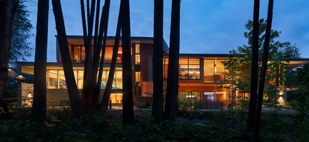 Press kit | 3300-02 - Press release | Petaluma House - Trevor McIvor Architect Inc - Residential Architecture - Rear evening view of Petaluma House beyond the forest. - Photo credit: Adrian Ozimek