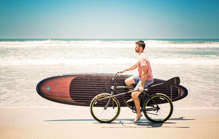 Dossier de presse | 3319-03 - Communiqué de presse | Beau Lake Releases Special Edition Paddleboard in Partnership withInternational Water FoundationOne Drop to Bring Safe Water to the World - Beau Lake - Art de vivre - Crédit photo :          Trevor Francis 