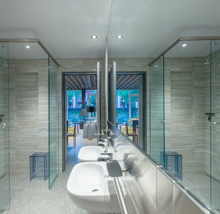 Dossier de presse | 3211-01 - Communiqué de presse | Berge des glaces - INDESIGN inc CONRATH architecte - Architecture résidentielle - Salle de bain des maîtres - Crédit photo : Marc Cramer