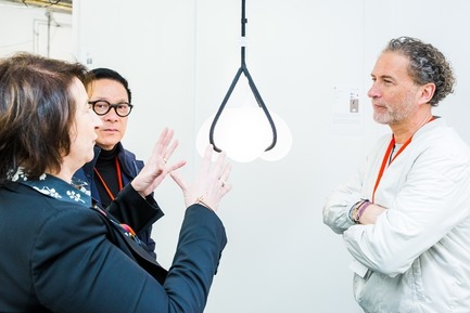 Press kit | 1696-22 - Press release | Red Dot Award: Product Design Begins – Call for Entries Open to Designers and Manufacturers Worldwide - Red Dot Design Award - Competition - Steve Leung in a discussion with his jury colleagues during the assessment<br> - Photo credit: Red Dot<br>