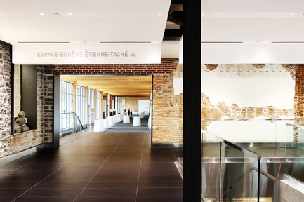 Dossier de presse | 769-06 - Communiqué de presse | Manège militaire Voltigeurs de Québec: la réhabilitation d’un joyau historique où dialoguent  architecture patrimoniale et contemporaine - A49 / DFS / STGM architectes en consortium - Architecture institutionnelle - Hall commémoratif - Crédit photo : Alexandre Guérin