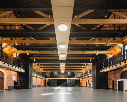 Dossier de presse | 769-06 - Communiqué de presse | Manège militaire Voltigeurs de Québec: la réhabilitation d’un joyau historique où dialoguent  architecture patrimoniale et contemporaine - A49 / DFS / STGM architectes en consortium - Architecture institutionnelle -   Salle multifonctionnelle - Crédit photo :  Stéphane Groleau 