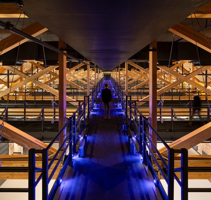 Dossier de presse | 769-06 - Communiqué de presse | Manège militaire Voltigeurs de Québec: la réhabilitation d’un joyau historique où dialoguent  architecture patrimoniale et contemporaine - A49 / DFS / STGM architectes en consortium - Architecture institutionnelle -  Salle multifonctionnelle - Passerelle technique  - Crédit photo :  Stéphane Groleau 