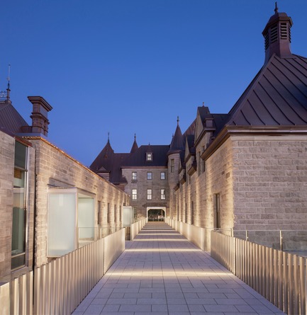 Dossier de presse | 769-06 - Communiqué de presse | Manège militaire Voltigeurs de Québec: la réhabilitation d’un joyau historique où dialoguent  architecture patrimoniale et contemporaine - A49 / DFS / STGM architectes en consortium - Architecture institutionnelle - Pont piétonnier - Crédit photo : Stéphane Groleau