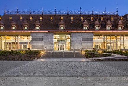 Dossier de presse | 769-06 - Communiqué de presse | Manège militaire Voltigeurs de Québec: la réhabilitation d’un joyau historique où dialoguent  architecture patrimoniale et contemporaine - A49 / DFS / STGM architectes en consortium - Architecture institutionnelle - Façade sud&nbsp; - Crédit photo : Stéphane Groleau