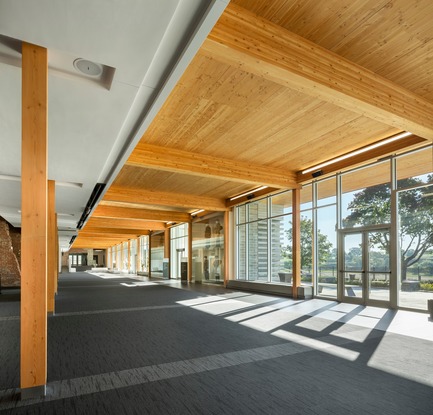 Dossier de presse | 769-06 - Communiqué de presse | Manège militaire Voltigeurs de Québec: la réhabilitation d’un joyau historique où dialoguent  architecture patrimoniale et contemporaine - A49 / DFS / STGM architectes en consortium - Architecture institutionnelle - Foyer - Crédit photo : Stéphane Groleau