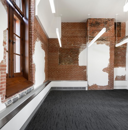 Dossier de presse | 769-06 - Communiqué de presse | Manège militaire Voltigeurs de Québec: la réhabilitation d’un joyau historique où dialoguent  architecture patrimoniale et contemporaine - A49 / DFS / STGM architectes en consortium - Architecture institutionnelle -  Bureau (Aile est)  - Crédit photo : Stéphane Groleau