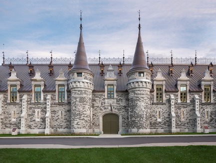 Dossier de presse | 769-06 - Communiqué de presse | Manège militaire Voltigeurs de Québec: la réhabilitation d’un joyau historique où dialoguent  architecture patrimoniale et contemporaine - A49 / DFS / STGM architectes en consortium - Architecture institutionnelle - Façade nord - tourelles&nbsp;  - Crédit photo : Stéphane Groleau