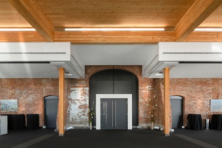 Dossier de presse | 769-06 - Communiqué de presse | Manège militaire Voltigeurs de Québec: la réhabilitation d’un joyau historique où dialoguent  architecture patrimoniale et contemporaine - A49 / DFS / STGM architectes en consortium - Architecture institutionnelle - Foyer - Crédit photo : Stéphane Groleau