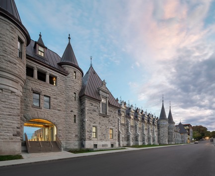 Dossier de presse | 769-06 - Communiqué de presse | Manège militaire Voltigeurs de Québec: la réhabilitation d’un joyau historique où dialoguent  architecture patrimoniale et contemporaine - A49 / DFS / STGM architectes en consortium - Architecture institutionnelle - Façade nord (vue vers l'ouest)&nbsp; - Crédit photo : Stéphane Groleau