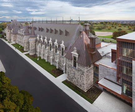 Dossier de presse | 769-06 - Communiqué de presse | Manège militaire Voltigeurs de Québec: la réhabilitation d’un joyau historique où dialoguent  architecture patrimoniale et contemporaine - A49 / DFS / STGM architectes en consortium - Architecture institutionnelle - Façade nord (vue vers l'est)&nbsp; - Crédit photo : Stéphane Groleau