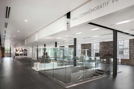 Dossier de presse | 769-06 - Communiqué de presse | Manège militaire Voltigeurs de Québec: la réhabilitation d’un joyau historique où dialoguent  architecture patrimoniale et contemporaine - A49 / DFS / STGM architectes en consortium - Architecture institutionnelle - Hall commémoratif - Crédit photo : Stéphane Groleau