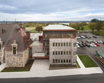 Dossier de presse | 769-06 - Communiqué de presse | Manège militaire Voltigeurs de Québec: la réhabilitation d’un joyau historique où dialoguent  architecture patrimoniale et contemporaine - A49 / DFS / STGM architectes en consortium - Architecture institutionnelle - Aile ouest - Crédit photo : Stéphane Groleau