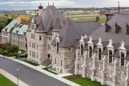 Dossier de presse | 769-06 - Communiqué de presse | Manège militaire Voltigeurs de Québec: la réhabilitation d’un joyau historique où dialoguent  architecture patrimoniale et contemporaine - A49 / DFS / STGM architectes en consortium - Architecture institutionnelle - Façade nord (vue vers l'est) - Crédit photo : Stéphane Groleau