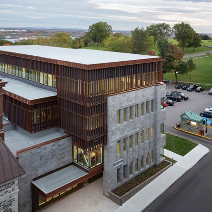 Dossier de presse | 769-06 - Communiqué de presse | Manège militaire Voltigeurs de Québec: la réhabilitation d’un joyau historique où dialoguent  architecture patrimoniale et contemporaine - A49 / DFS / STGM architectes en consortium - Architecture institutionnelle - Aile ouest - Crédit photo : Stéphane Groleau