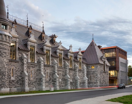 Dossier de presse | 769-06 - Communiqué de presse | Manège militaire Voltigeurs de Québec: la réhabilitation d’un joyau historique où dialoguent  architecture patrimoniale et contemporaine - A49 / DFS / STGM architectes en consortium - Architecture institutionnelle - Façade nord (vue vers l'ouest) - Crédit photo : Stéphane Groleau