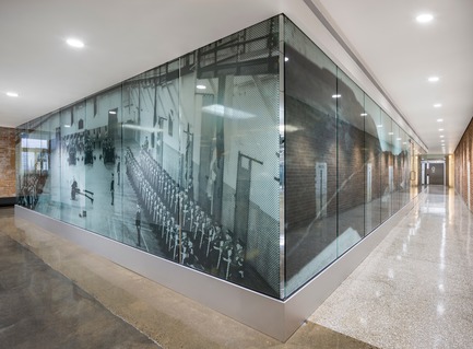 Dossier de presse | 769-06 - Communiqué de presse | Manège militaire Voltigeurs de Québec: la réhabilitation d’un joyau historique où dialoguent  architecture patrimoniale et contemporaine - A49 / DFS / STGM architectes en consortium - Architecture institutionnelle -  Vestiaire - Crédit photo : Stéphane Groleau