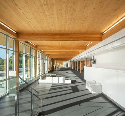 Dossier de presse | 769-06 - Communiqué de presse | Manège militaire Voltigeurs de Québec: la réhabilitation d’un joyau historique où dialoguent  architecture patrimoniale et contemporaine - A49 / DFS / STGM architectes en consortium - Architecture institutionnelle - Foyer - Crédit photo : Stéphane Groleau