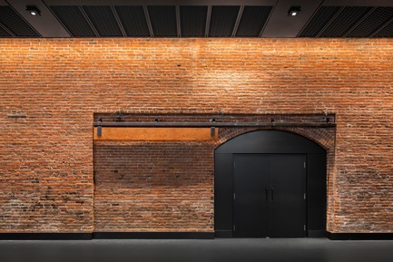 Dossier de presse | 769-06 - Communiqué de presse | Manège militaire Voltigeurs de Québec: la réhabilitation d’un joyau historique où dialoguent  architecture patrimoniale et contemporaine - A49 / DFS / STGM architectes en consortium - Architecture institutionnelle - Salle multifonctionnelle (détail)&nbsp; - Crédit photo : Stéphane Groleau