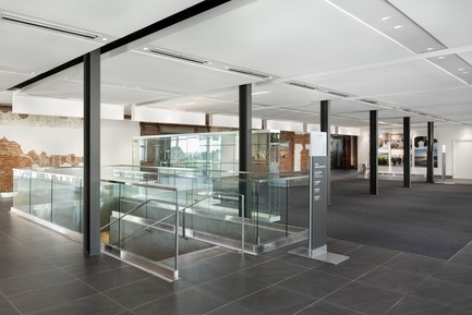 Dossier de presse | 769-06 - Communiqué de presse | Manège militaire Voltigeurs de Québec: la réhabilitation d’un joyau historique où dialoguent  architecture patrimoniale et contemporaine - A49 / DFS / STGM architectes en consortium - Architecture institutionnelle - Hall commémoratif - Crédit photo : Stéphane Groleau