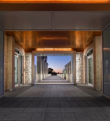 Dossier de presse | 769-06 - Communiqué de presse | Manège militaire Voltigeurs de Québec: la réhabilitation d’un joyau historique où dialoguent  architecture patrimoniale et contemporaine - A49 / DFS / STGM architectes en consortium - Architecture institutionnelle - Pont piétonnier - Crédit photo : Stéphane Groleau