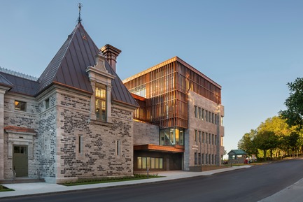 Dossier de presse | 769-06 - Communiqué de presse | Manège militaire Voltigeurs de Québec: la réhabilitation d’un joyau historique où dialoguent  architecture patrimoniale et contemporaine - A49 / DFS / STGM architectes en consortium - Architecture institutionnelle - Aile ouest - Crédit photo : Stéphane Groleau&nbsp;