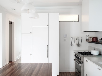 Dossier de presse | 2370-01 - Communiqué de presse | Appartement Hutchison - Atelier SUWA - Architecture résidentielle - Cuisine: Rangement intégré - Crédit photo : Élène Levasseur