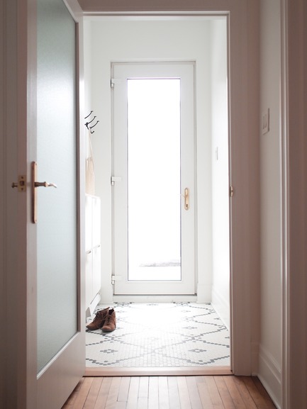 Dossier de presse | 2370-01 - Communiqué de presse | Appartement Hutchison - Atelier SUWA - Architecture résidentielle - Vestibule: motif de tuile sur mesure - Crédit photo : Élène Levasseur